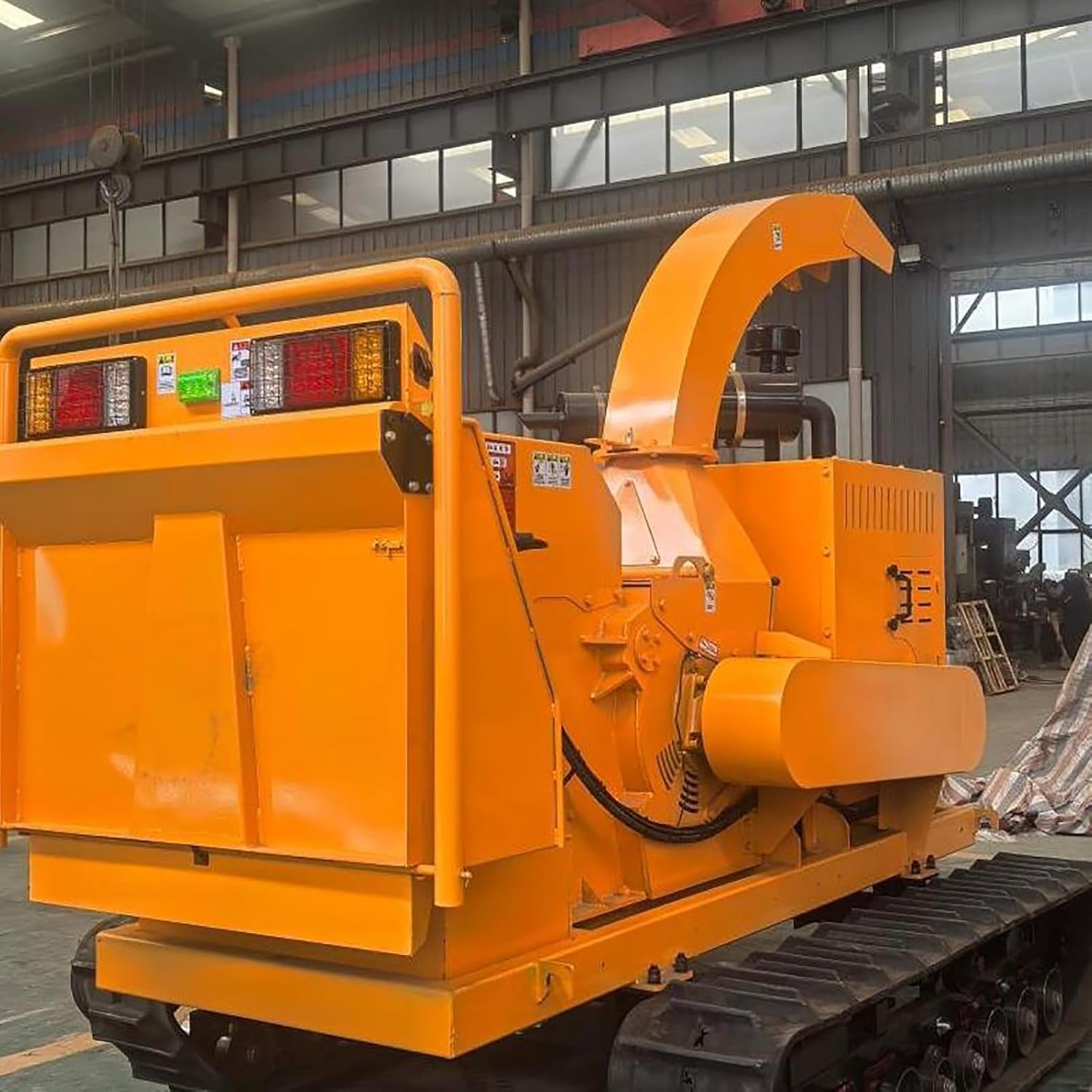 buy tracked wood chipper shredder,best heavy duty wood chipper,tracked wood chipper for forestry teams,wood chipper shredder pros cons,should I buy a towable wood chipper,wood chipper vs leaf shredder unboxing and complete package contents